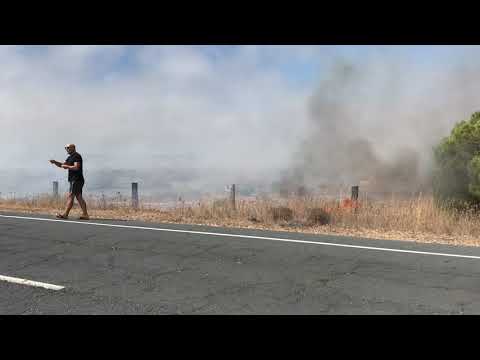 Un incendio en Almonte moviliza a 20 bomberos y voluntarios controlan otro en El Espigón