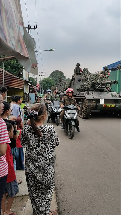 Reaksi Warga Ketika TNI lewat