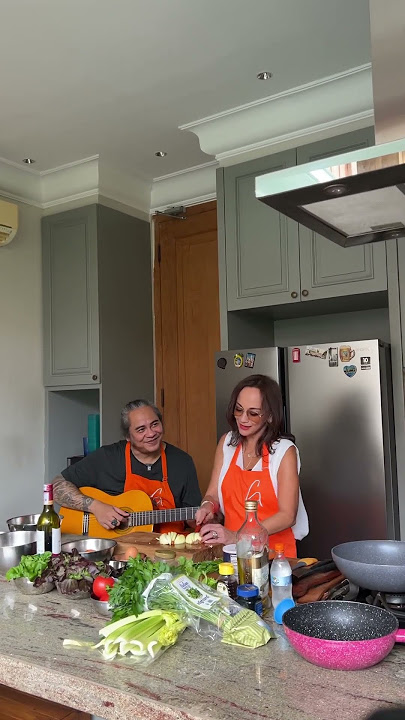 Seneng deh sambil masak dinyanyiin😊. #gladys #food #cookingfood #music#blessed #mykitchen