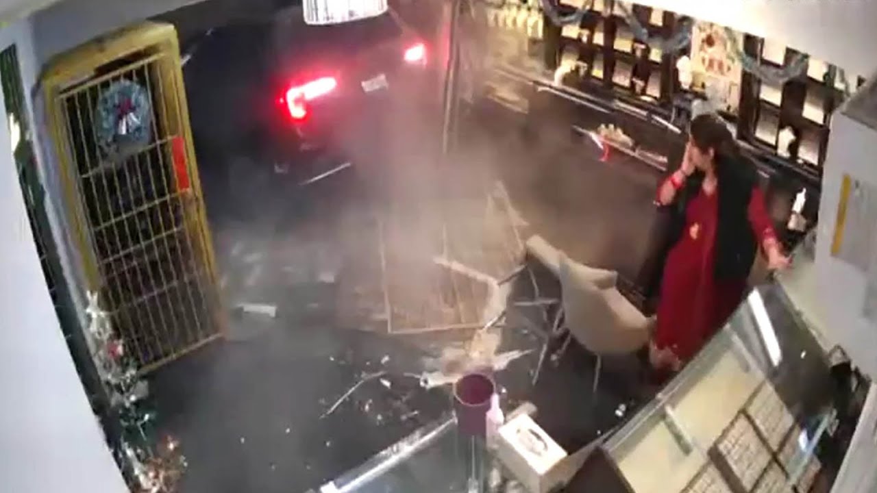 CAUGHT ON CAMERA | Thieves ram SUV into Montreal jewelry store - YouTube