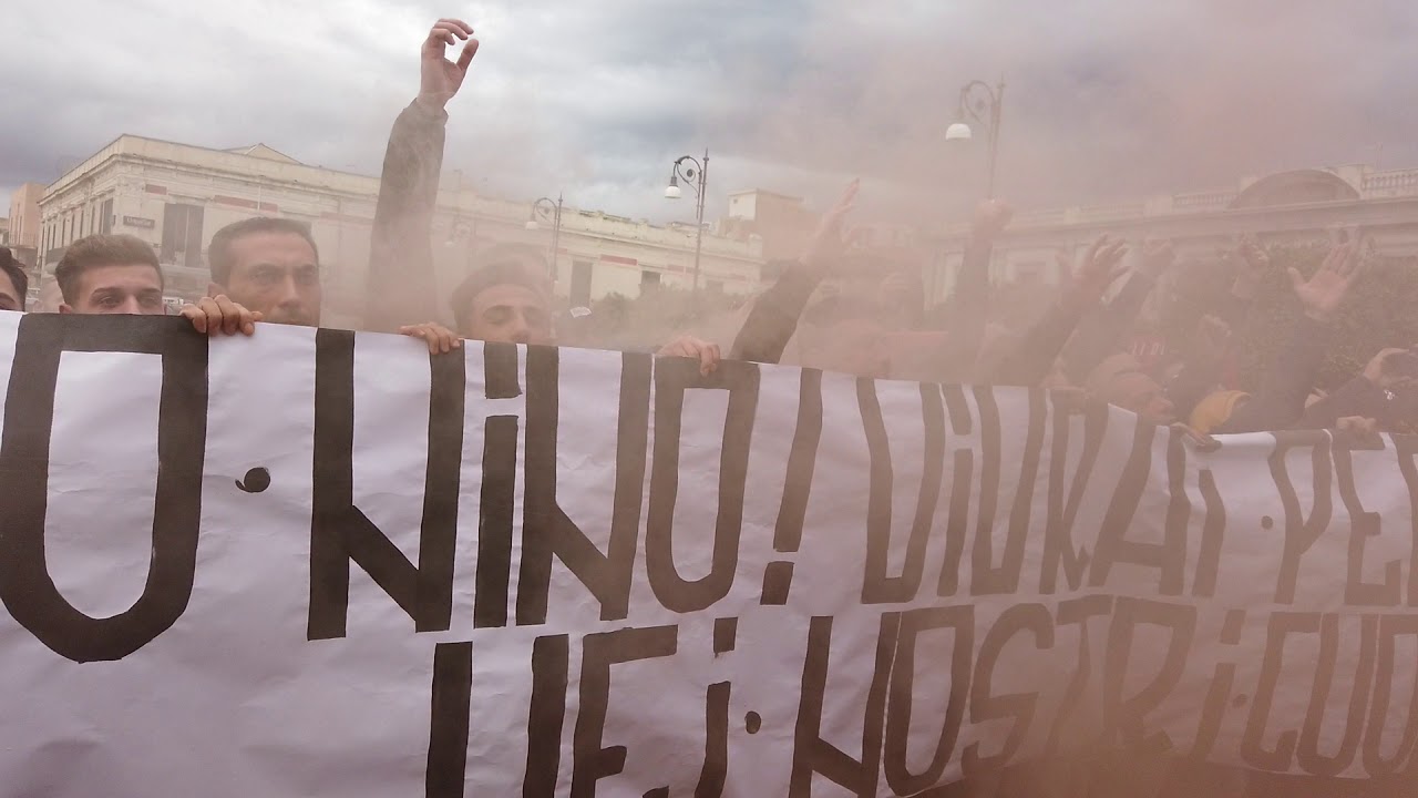 I funerali di Nino Candido: tra fumogeni e cori dei tifosi l'addio al vigile del fuoco