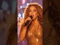 ¡Lluvia, Luces y Pasión! Cantante Deslumbra Bajo el Neón y el Atardecer#shorts #latinpop #shakira