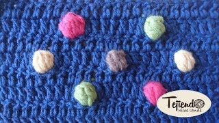 Bolitas tejidas a crochet sobre punto de varetas