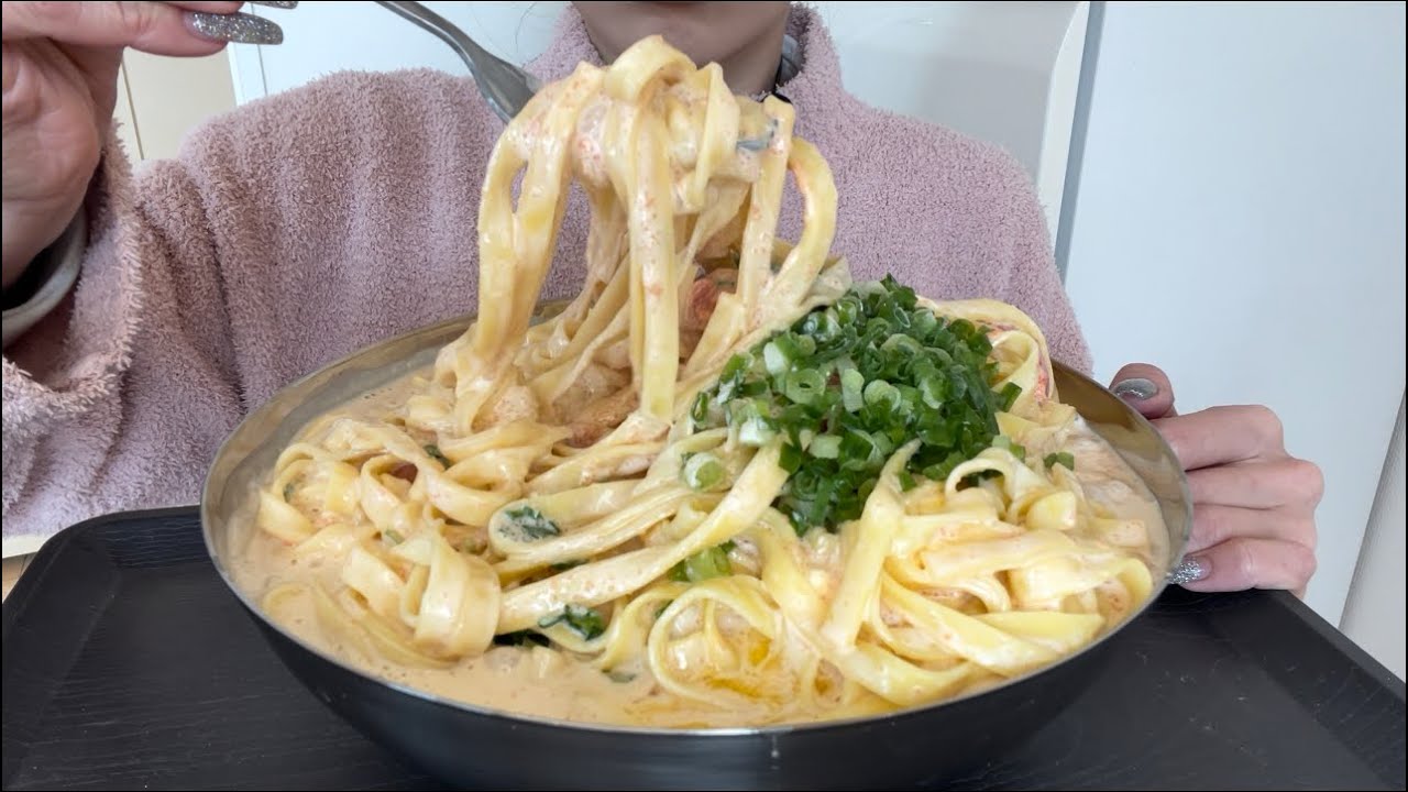 ズルズルズル〜っと食べる明太子クリームフェットチーネパスタ🍝‼︎ MUKBANG