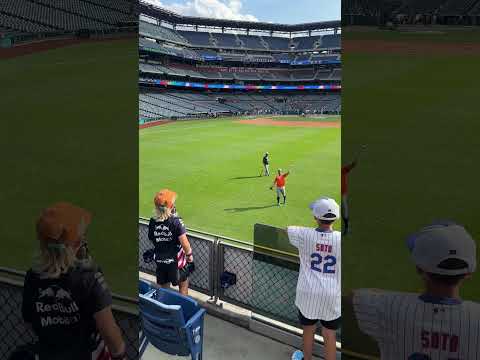 Juan Soto playing catch with MJ at Phillies vs New York Mets game #shorts #mets #baseball #mlb