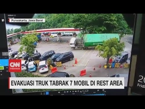 Truk Kontainer Terguling Tabrak 7 Mobil di Rest Area