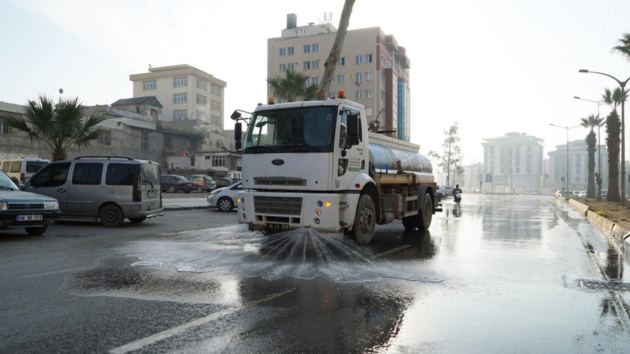 Büyükşehir Belediyesi Sulama Ve Temizlik Çalışmalarına Aralıksız Devam Ediyor