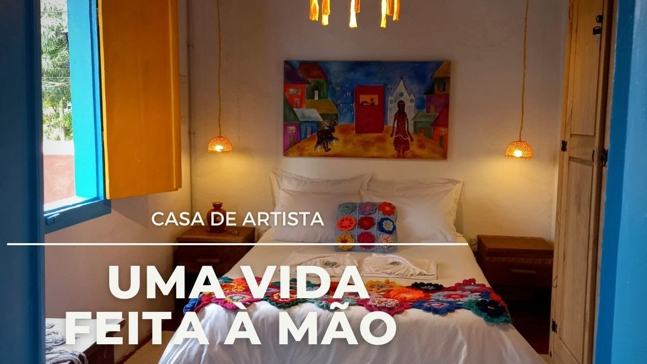 CASA DE ARTISTA. DECORAÇÃO AFETIVA COM PAPEL MACHÊ, LUMINÁRIAS E ALMOFADAS DE CROCHÊ E MUITA COR