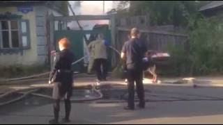 Хозяина горевшего дома на улице Березина заковали в наручники Хозяина горевшего дома на улице Березина заковали в наручники