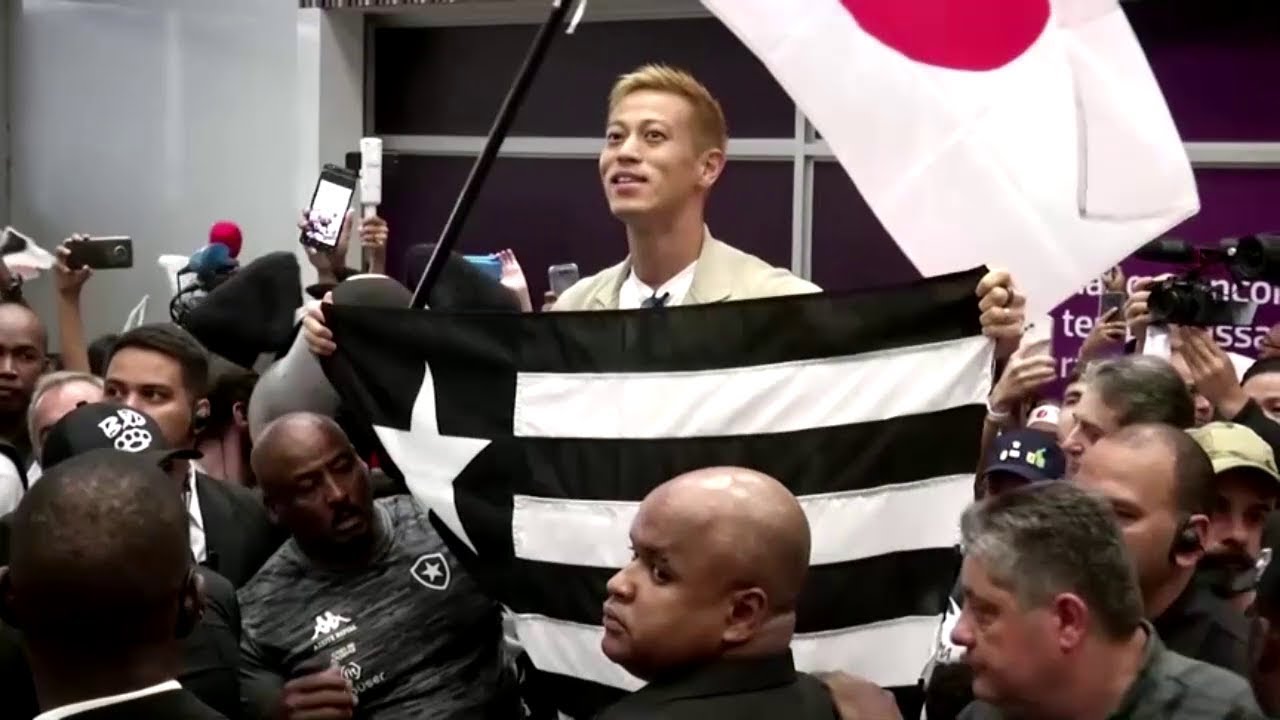 Botafogo fans crowd Rio airport to greet midfielder Honda