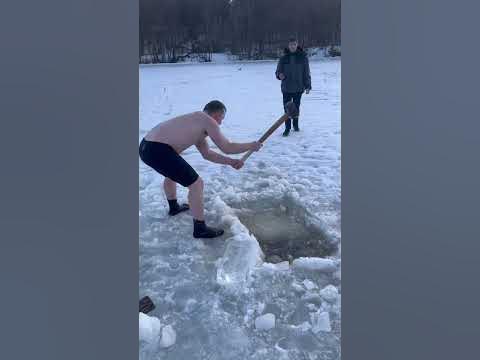 Делаем мини прорубь и купаемся там после бани#смоленск#ярцево#баня# ...