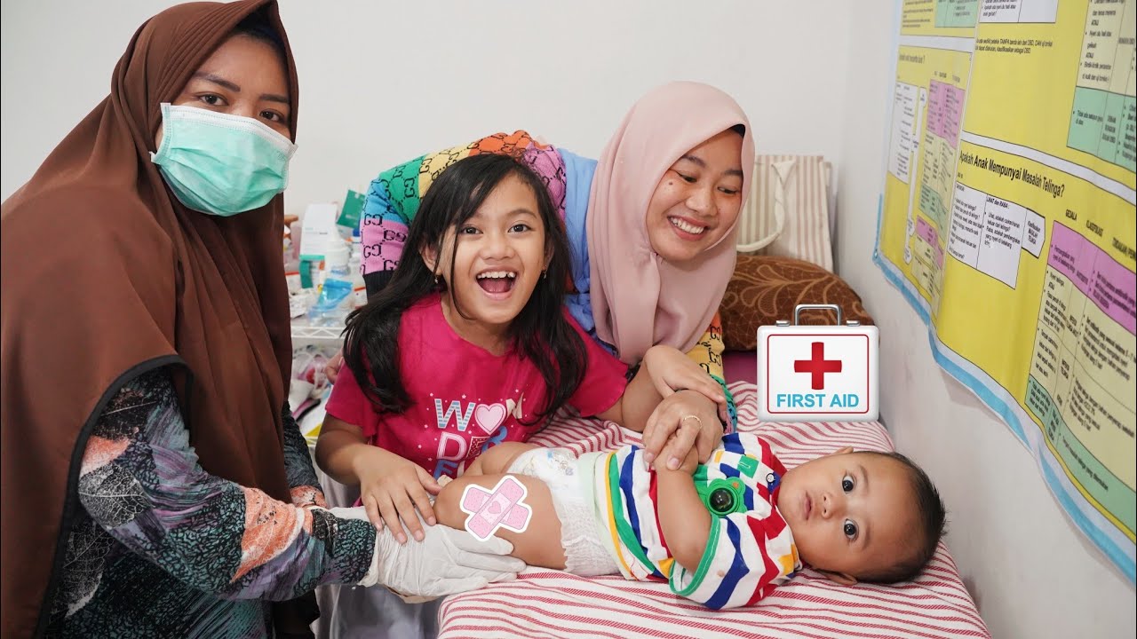 BAYI AZAM SUNTIK IMUNISASI LAGI 👶 Lanjut Jajan es krim,Permen yupi | Salsa and Family