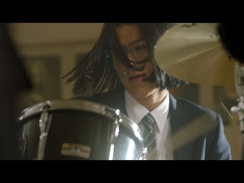 中川大志の華麗なドラムプレイに対抗!?神木隆之介、ヤバイTシャツ屋さん「かわE」でイメトレ au“「意識高すぎ!高杉くん」シリーズ” 「ドラム」篇TVCM