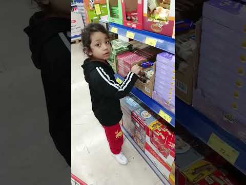 احترت شو اخد بسكويت قلت دليار يساعدني شوكلاتة دبي دليار و منان