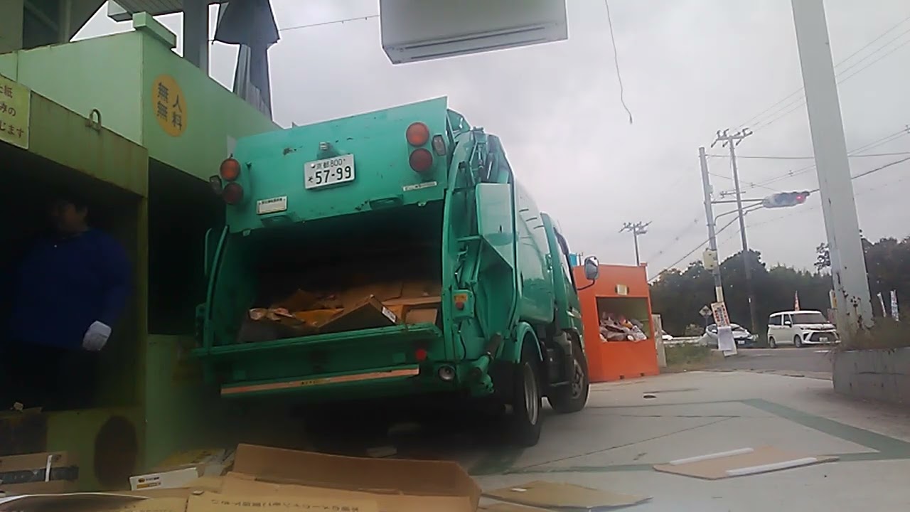 大阪市プレスダンプ車で大量のエコステーションダンボール回収