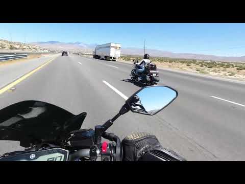 Video: La Vista De Un Viaje Por Carretera Estadounidense Desde La Parte Trasera De Una Motocicleta