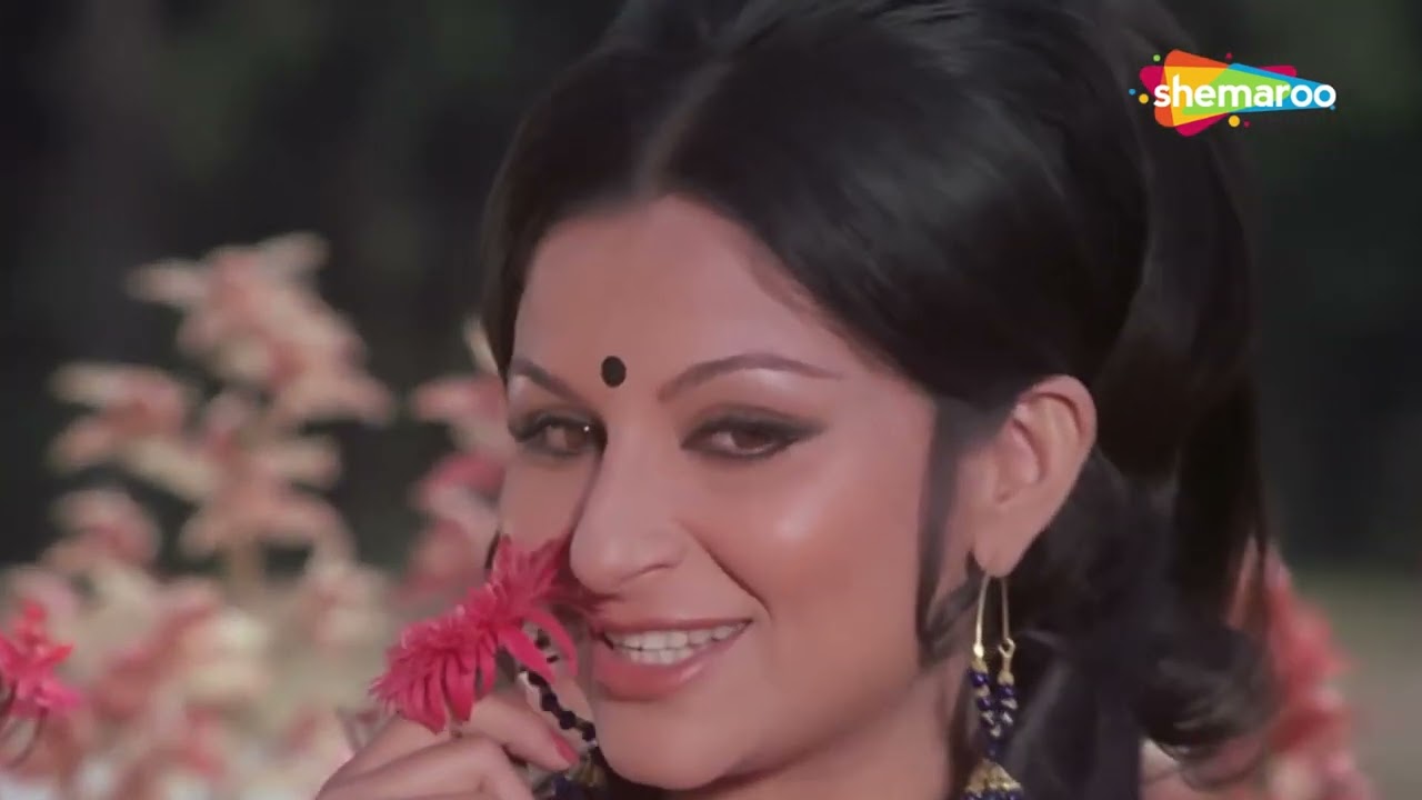 Ofisda porno uning yubka ostiga kotarildi va u uning Dik tutdi Keng tarqalgan oyoq va mushuk