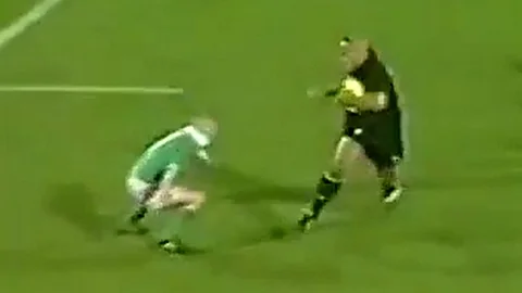 Peter Stringer tackles Jonah Lomu