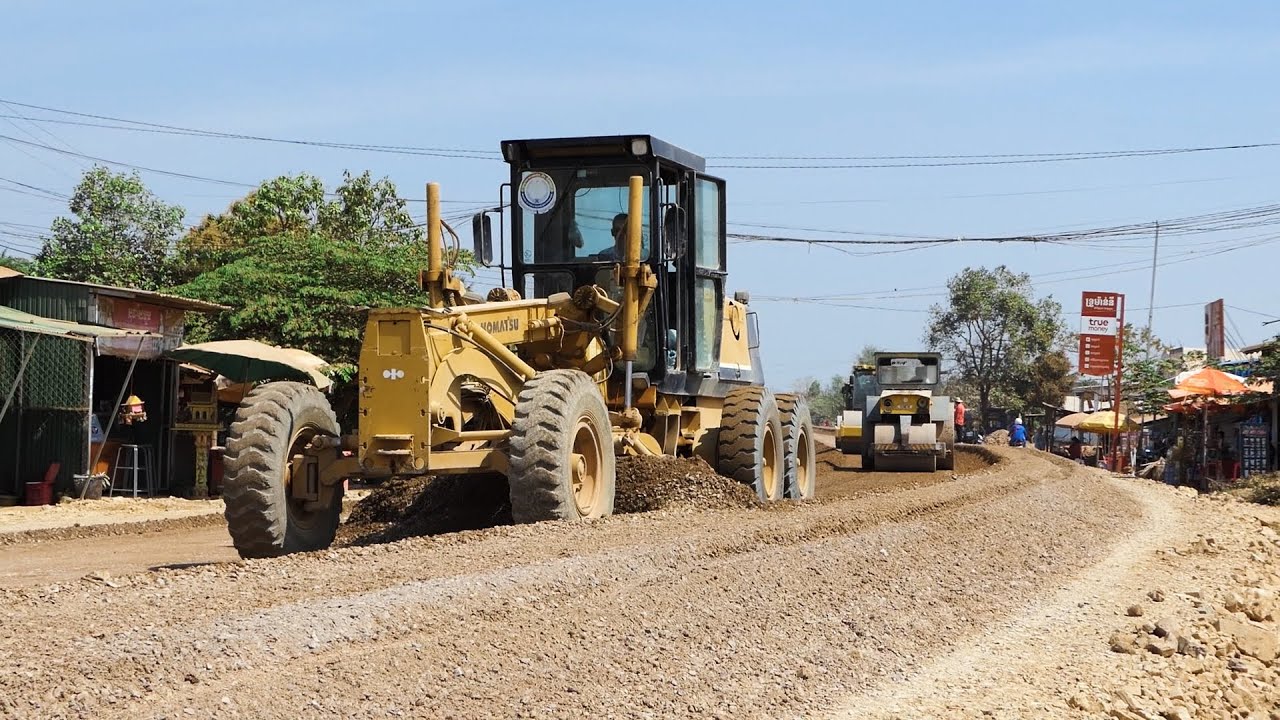 Excellent Processing: Pushing Gravel Techniques Using a KOMATSU 850 Grader Building Foundation Roads