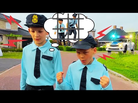 يلعب الأطفال مثل رجال الشرطة ذهب الشرطي إلى السجن ألعاب سيارات شرطة أطفال بيبي