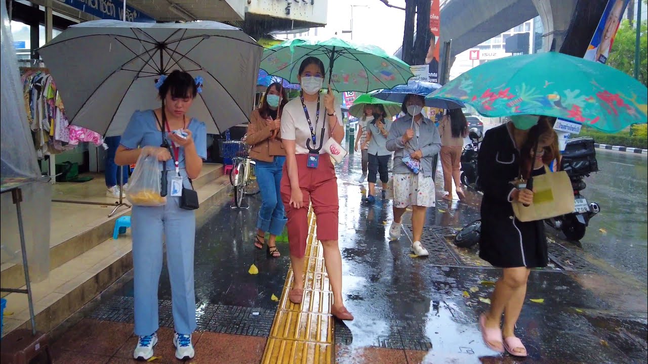 4K 🇹🇭 Walking in the Heavy Rain & Thunderstorm in Bangkok | Summer Storm in Thailand