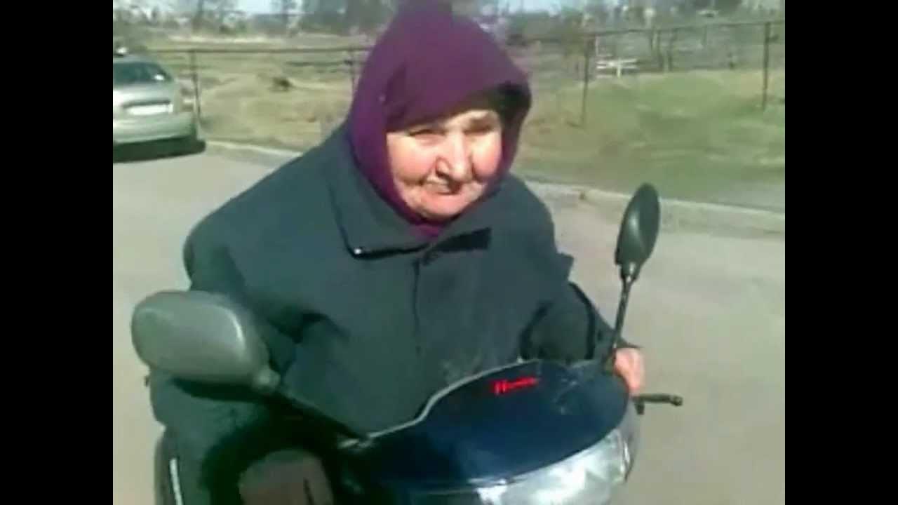 Бабуля на мопеде