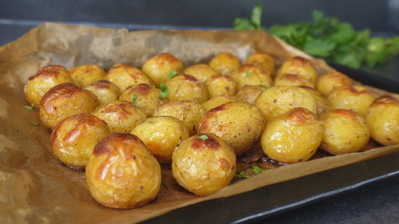 Изображение кухонного комбайна или терки, используемой для нарезки картофеля