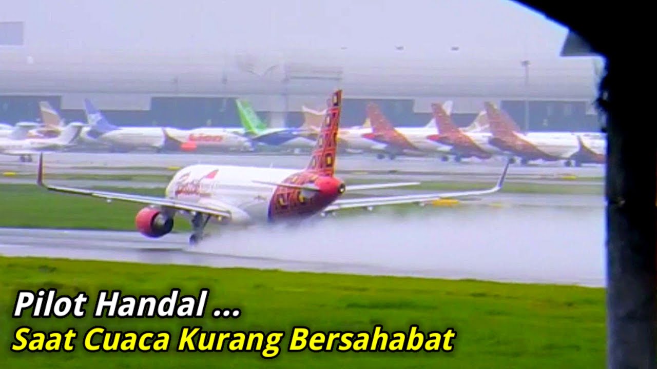 Cara Pilot Kendalikan Pesawat Di Bawah Guyuran Hujan