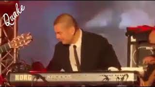 الهضبة عمرو دياب يعزف Amr Diab