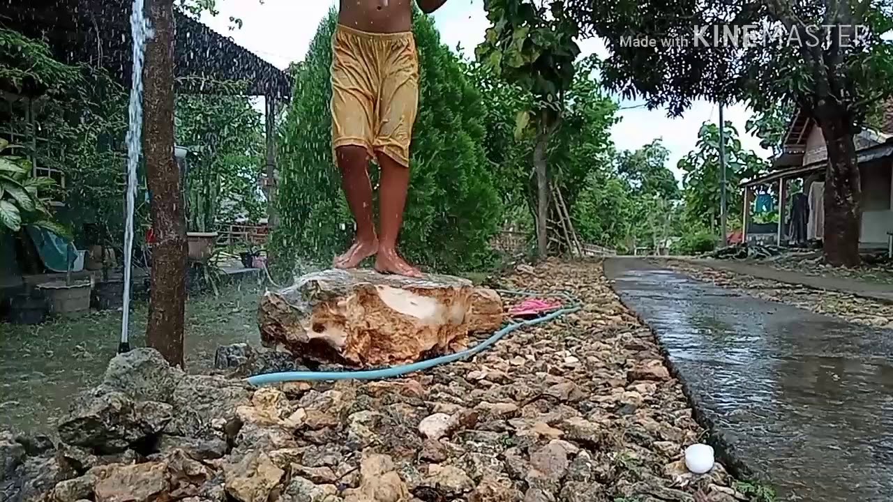 BERMAIN AIR MANCUR - YouTube