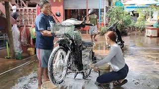 Sevan Minutes Washing Motorcycle, Magic Lady Cleaning