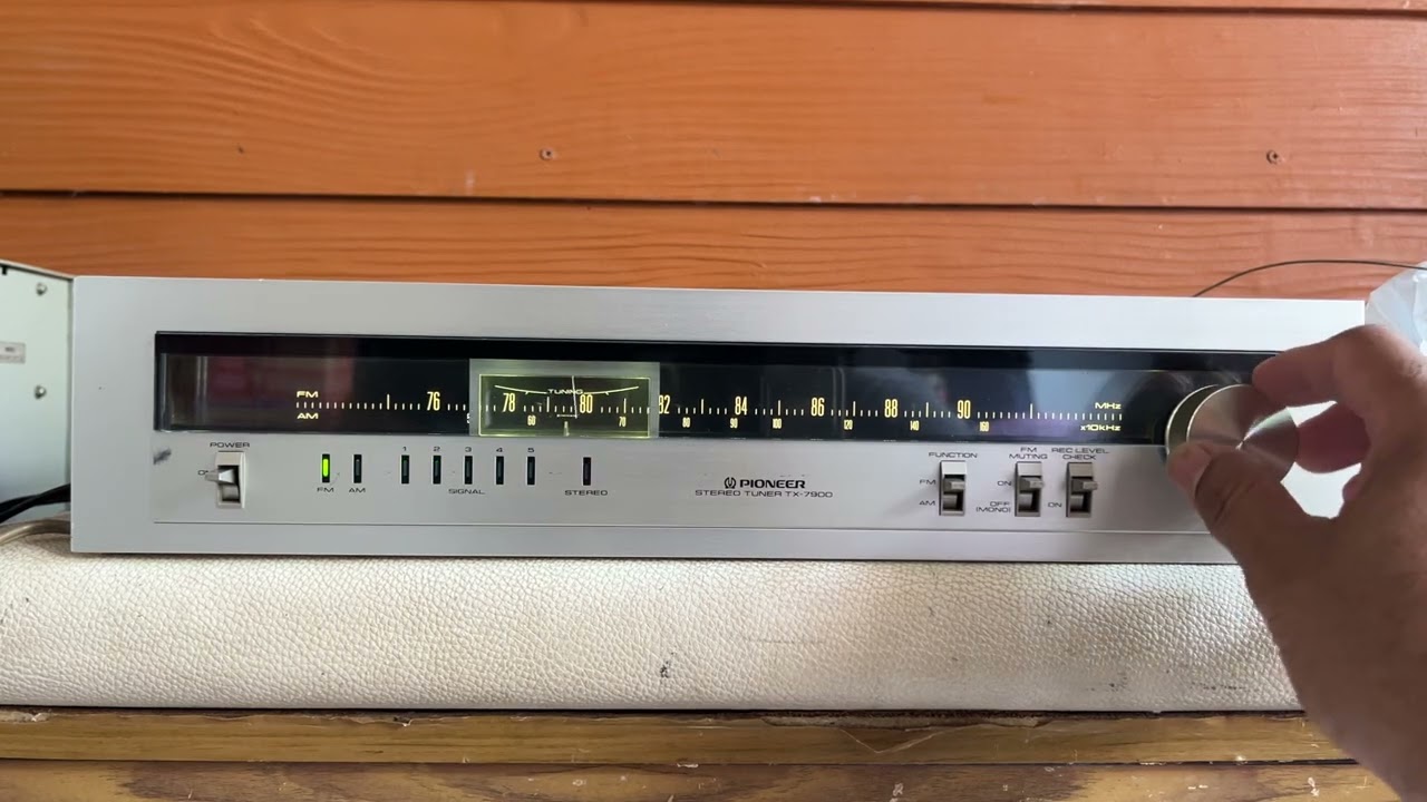 Pioneer TX-7900 tuner for Thai radio stations. - YouTube