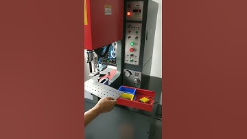 Automatic feeding fastener inserting machine