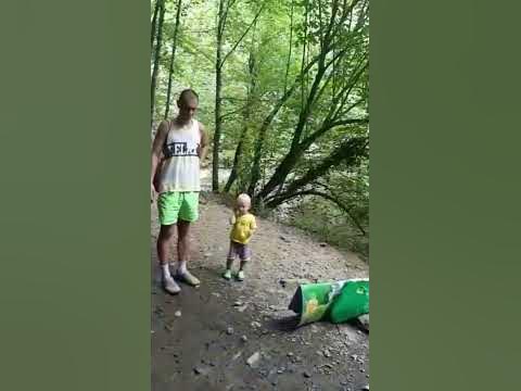 Отец и сын на прогулке в лесу - YouTube