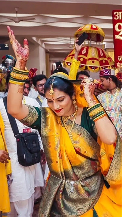 श्रीमननारायण कीर्तन पर नाच 💃 उठे अनिरुद्धाचार्य जी और उनकी पत्नी #dance #dhol #anirudh #short