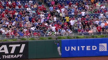 CHC@PHI: Soler makes leaping catch on Joseph