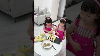 Thumbnail for 三胞胎姐妹自律的一早晨👩👩👩 #家有萌娃 #三胞胎vlog #爸爸帶娃記 #lovelybaby #lovely