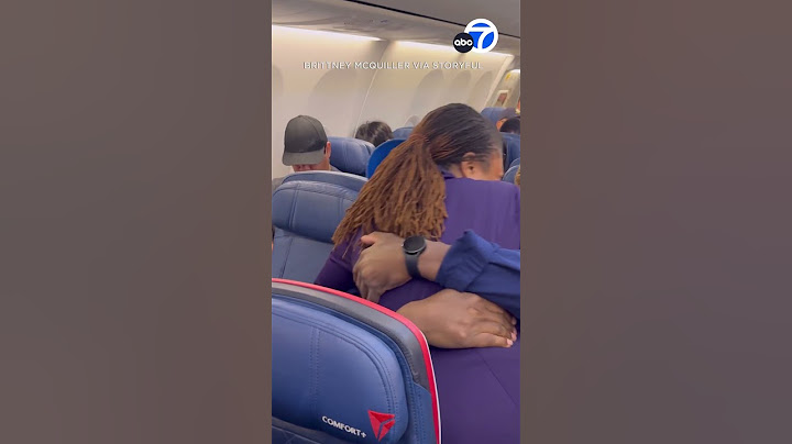 Flight attendant has a surprise reunion with her dad on his flight