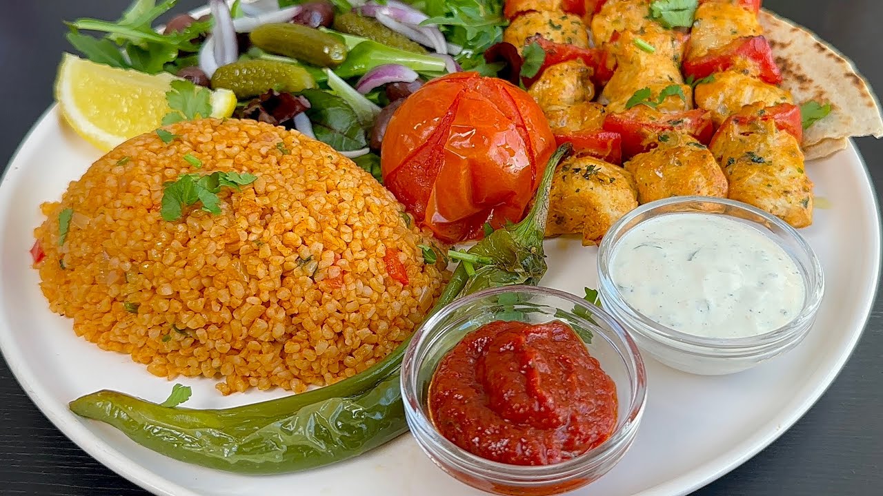 🇹🇷 Это турецкое ассорти просто восхитительно 🤤 (курица, булгур и соусы)