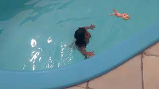 Sophia Em Natal Tomando Banho De Pasina