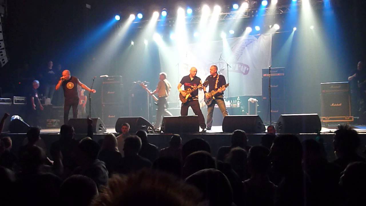 Cock Sparrer - Runnin´Riot - Docks, Hamburg - 08.12.13 - YouTube
