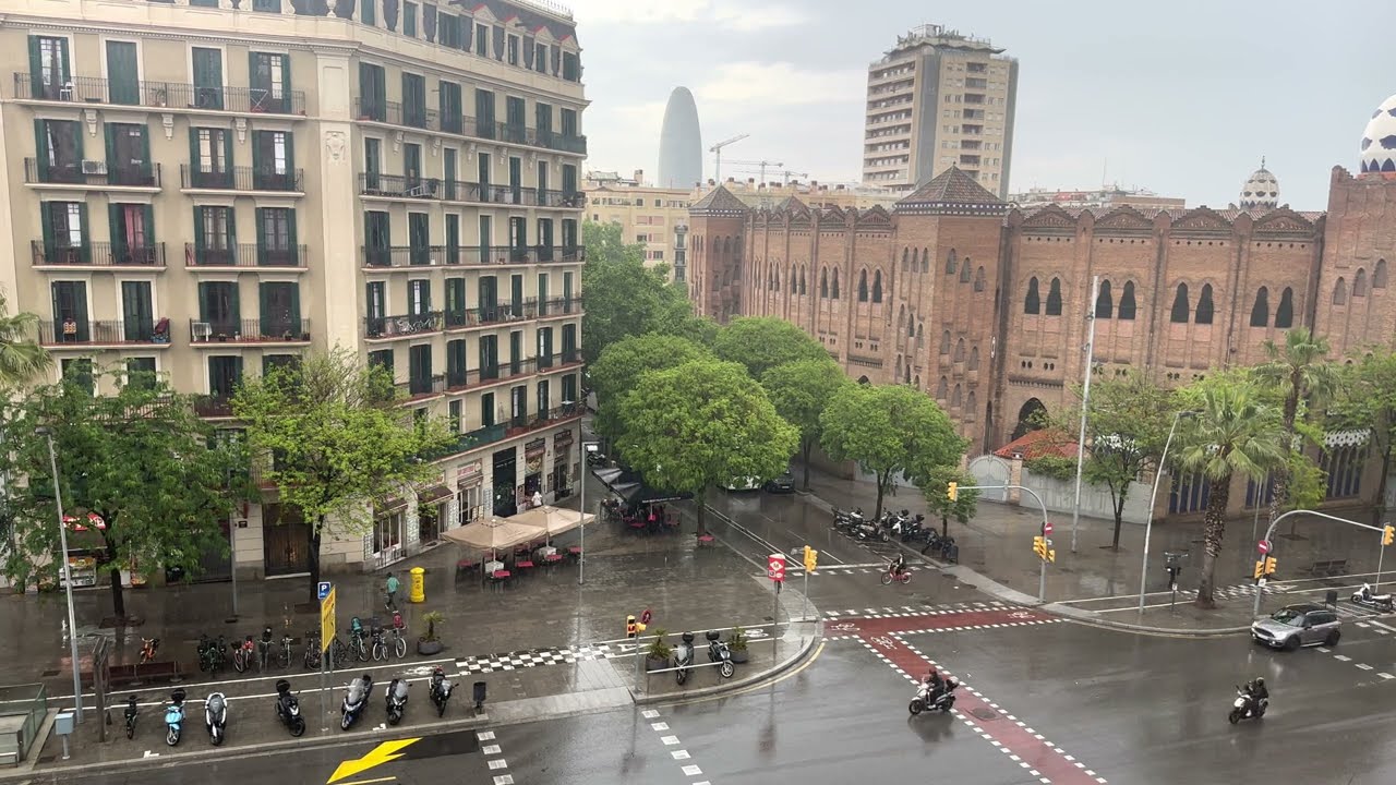 La Monumental, Barcelona Heavy Rain and Thunder 🌧️ in 4k 60fps - 30 April 2023