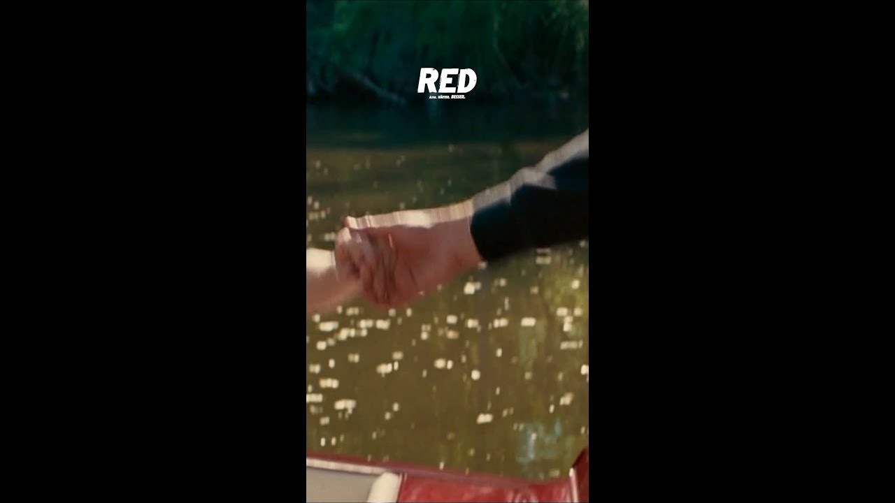 Familie kann man sich nicht aussuchen. &raquo;R.E.D.&laquo; jetzt bei #Sky.