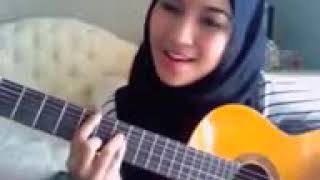 Cewek hijab cantik main gitar