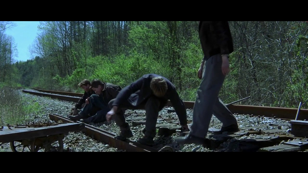 Октябрьское небо. Хомер с друзьями разбирают железнодорожный путь ...