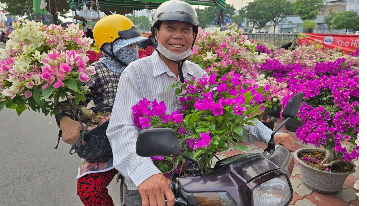 Nhộn nhịp không khí Tết Sài Gòn, người lao động tất bật mua hoa giấy nhiều màu ở Bến Bình Đông