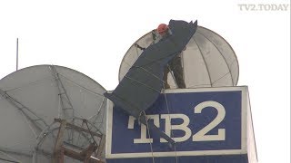 С крыши здания на Елизаровых сняли символ ТВ2