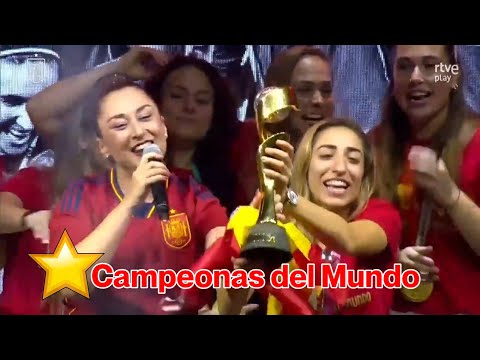 MOMENTAZO: Camela les canta a las campeonas del mundial de fútbol femenino