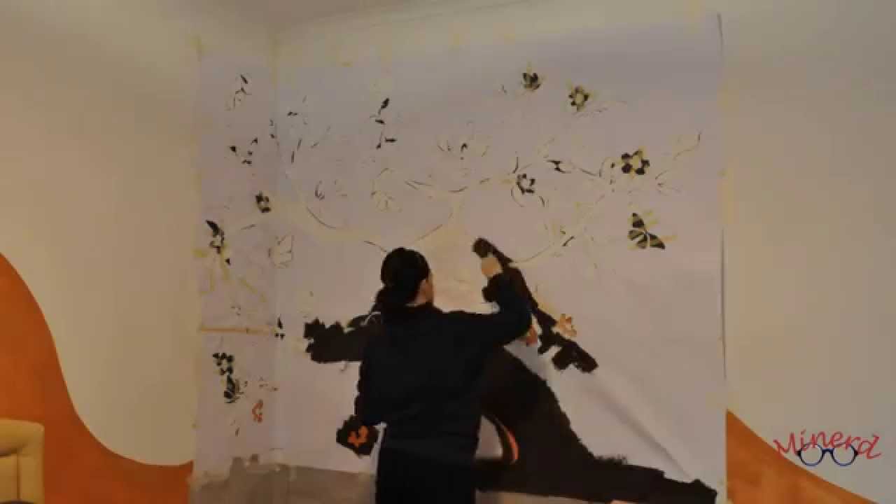 Pennelli, colori e uno stencil gigante: ecco come disegnare un ...