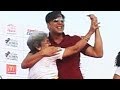 Akshay Kumar GETS COZY with an Female Fan in public